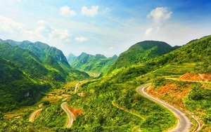 Huyện miền núi lọt danh sách "điểm đến có vẻ đẹp siêu thực", cách Hà Nội 300km, đường lên khó hơn Sa Pa