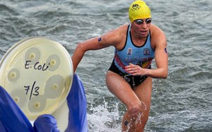 Vận động viên Olympic nhập viện cấp cứu sau khi bơi trên sông Seine, vi khuẩn E.Coli nguy hiểm đến thế nào?