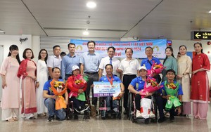 Các tuyển thủ Paralympic được chào đón nồng hậu khi về nước