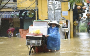 Người Hà Nội thức trắng đêm ngăn nước lũ sông Hồng tràn vào nhà