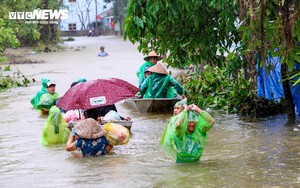 Hà Nội: Huyện Chương Mỹ ngập nặng, nước lũ cao đến đầu người