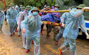 Vụ 38 người tử vong do sạt lở ở Nguyên Bình: Cán bộ công an trực tiếp khiêng thi thể đi bộ 20km