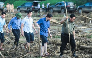 Thủ tướng bật khóc ở Làng Nủ