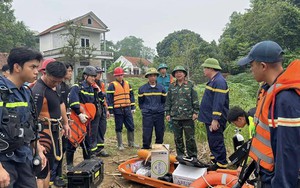 Phát hiện ô tô đầu kéo cách cầu Phong Châu bị sập gần 100 mét, không có nạn nhân trong ca bin