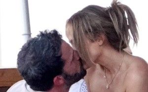 Jennifer Lopez và Ben Affleck hôn nhau giữa ồn ào ly hôn