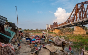 Cảnh tượng buồn nơi xóm trọ của dân lao động nghèo dưới chân cầu Long Biên sau những ngày mưa ngập kéo dài