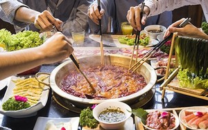 Người phụ nữ ăn buffet 4 tiếng đồng hồ nhưng cứ 15 phút lại vào WC 1 lần: Chủ cửa hàng theo dõi vạch trần thủ đoạn tinh vi