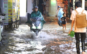 Mưa lớn tối cuối tuần khiến nhiều tuyến phố Hà Nội ngập sâu, người dân chật vật dắt xe chết máy