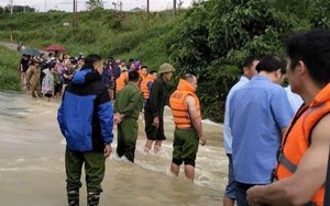 Qua đập tràn tới trường, 2 người bị lũ cuốn trôi