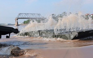 Công binh bắc cầu phao tại khu vực cầu Phong Châu