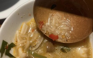 Trải nghiệm đáng sợ của 2 mẹ con tại quán đồ ăn Lào với nồi lẩu tomyum đầy vụn mì tôm, hủ tiếu và miến