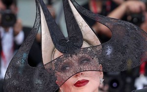 Lady Gaga diện đồ kỳ quái đến Venice