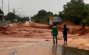 Cô gái trẻ bị lũ cát đỏ cuốn trôi trên đường phố Phan Thiết