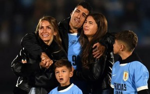 Luis Suarez bật khóc trên sân khi Messi gửi thông điệp đầy cảm xúc