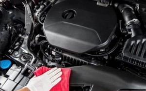 Cách tự vệ sinh khoang máy ô tô không cần xịt nước