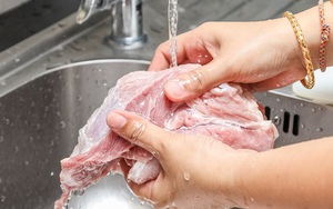 Có cần rửa lại thịt, cá mua ở siêu thị? Chuyên gia tiết lộ 1 thói quen tưởng sạch nhưng làm tăng nguy cơ nhiễm khuẩn