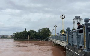 Nước sông Kỳ Cùng lên cao chưa thấy, người dân trắng đêm chạy lũ