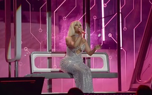 Siêu sao quốc tế Nicki Minaj diện đầm “kim cương” của NTK người Việt trong live show tại New York