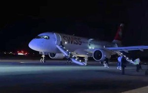 Máy bay chở 79 người hạ cánh khẩn cấp, tiếp viên hàng không tử vong