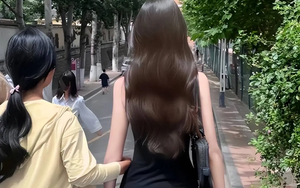 Bức ảnh chụp bóng lưng của 2 nữ sinh đang đi giữa sân trường khiến hàng triệu người tranh luận