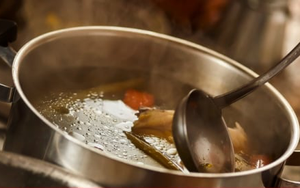 Vì sao các đầu bếp thường bỏ đá lạnh vào nồi nước hầm xương?