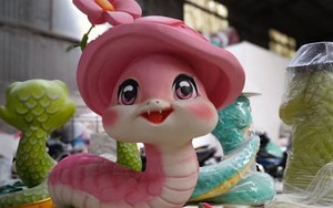 Bên trong xưởng chế tác linh vật Tết Ất Tỵ được hỗ trợ bởi cánh tay robot