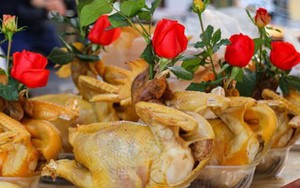 Hơn nửa triệu đồng một con gà ngậm hoa hồng cúng rằm tháng Chạp