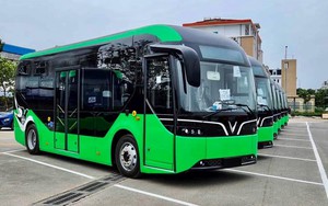 Cận cảnh dàn xe buýt điện mới của Tổng Công ty Vận tải Hà Nội, là gói thầu trị giá 74 tỷ đồng do liên danh 2 công ty của ông Phạm Nhật Vượng trúng đấu giá