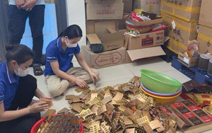 Phá đường dây sản xuất thuốc giả ‘khủng’ ở TPHCM, huy động 11 xe tải chở tang vật