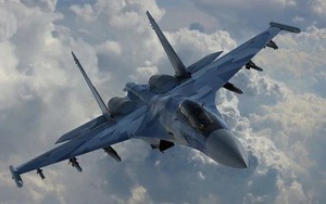 Su-35 tránh đòn tấn công thành công của đối phương