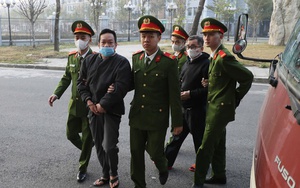 Cựu chủ tịch Bình Thuận Lê Tiến Phương cùng các đồng phạm đến toà trên xe 29 chỗ