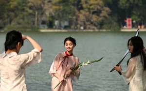 Những ngày này trên hồ Hoàn Kiếm: Đi đâu cũng gặp các "nàng thơ" áo dài xinh xắn