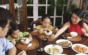 Thấy con có 4 hành động này trên mâm cơm, cha mẹ nên lo lắng là vừa