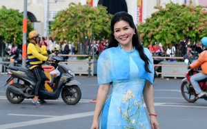 MC Quỳnh Giang chụp ảnh ở chợ Bến Thành sau bốn năm xa quê