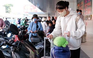 Các bến xe, cửa ngõ TPHCM đông người di chuyển về quê ăn Tết sớm