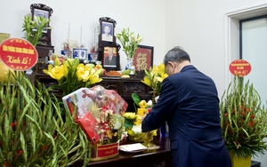 Tổng Bí thư Tô Lâm dâng hương tưởng nhớ cố Tổng Bí thư Nguyễn Phú Trọng
