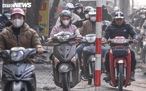 Năm 2025, đi xe máy lên vỉa hè bị phạt bao nhiêu tiền?