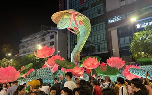 Đường hoa Nguyễn Huệ đêm đầu khai trương: "Bé Na hoa hậu" được săn đón nhiệt liệt, càng về khuya càng đông đúc người dân