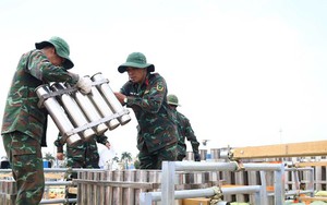 Cận cảnh trận địa pháo hoa trên sà lan trước giờ khai hỏa