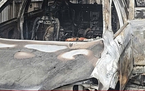 Cháy xưởng ở Hà Nội ngày 29 Tết, 2 ô tô bị thiêu rụi