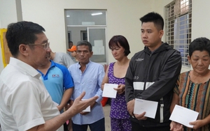Phó Chủ tịch UBND TP.HCM thăm hỏi các nạn nhân trong vụ cháy lớn 29 Tết