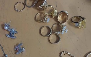 Bỏ quên túi chứa nhiều tiền vàng tại sân bay