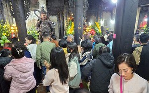 Người dân Hà Nội tấp nập đi lễ chùa Phúc Khánh cầu an sáng mùng 3 Tết