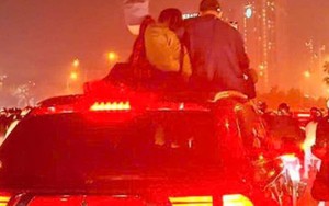 Hà Nội: Tài xế lái xe biển xanh chở 3 người trên nóc xe bị phạt nặng, trừ 6 điểm GPLX