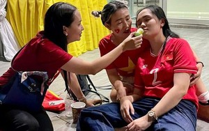Vợ Duy Mạnh ăn mừng quá sung, được cảnh sát Thái Lan đưa ra khỏi sân