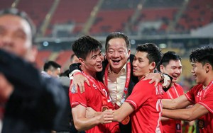 Chân dung ông Bầu quyền lực khiến Duy Mạnh đòi "bế vào sân ăn mừng": Cả nhà đều mê bóng đá, thuê chuyên cơ chở 600 người hâm mộ đi cổ vũ tuyển Việt Nam