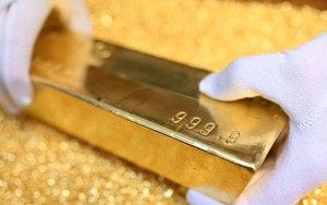 Giá vàng thế giới trượt dốc