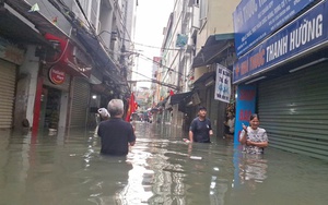 VIDEO: Sáng nay nhiều điểm tại Hà Nội vẫn ngập nặng, người dân lội nước đến thắt lưng