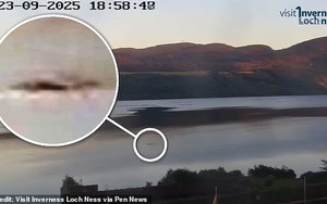 Thợ săn ‘quái vật hồ Loch Ness’ sửng sốt khi sinh vật dài hơn 5m nổi lên giữa hồ