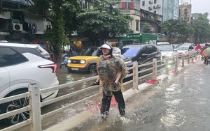 Mưa lớn, nhiều học sinh phải ở lại trường qua đêm: Sở GD&ĐT Hà Nội giải thích lý do phản ứng chậm